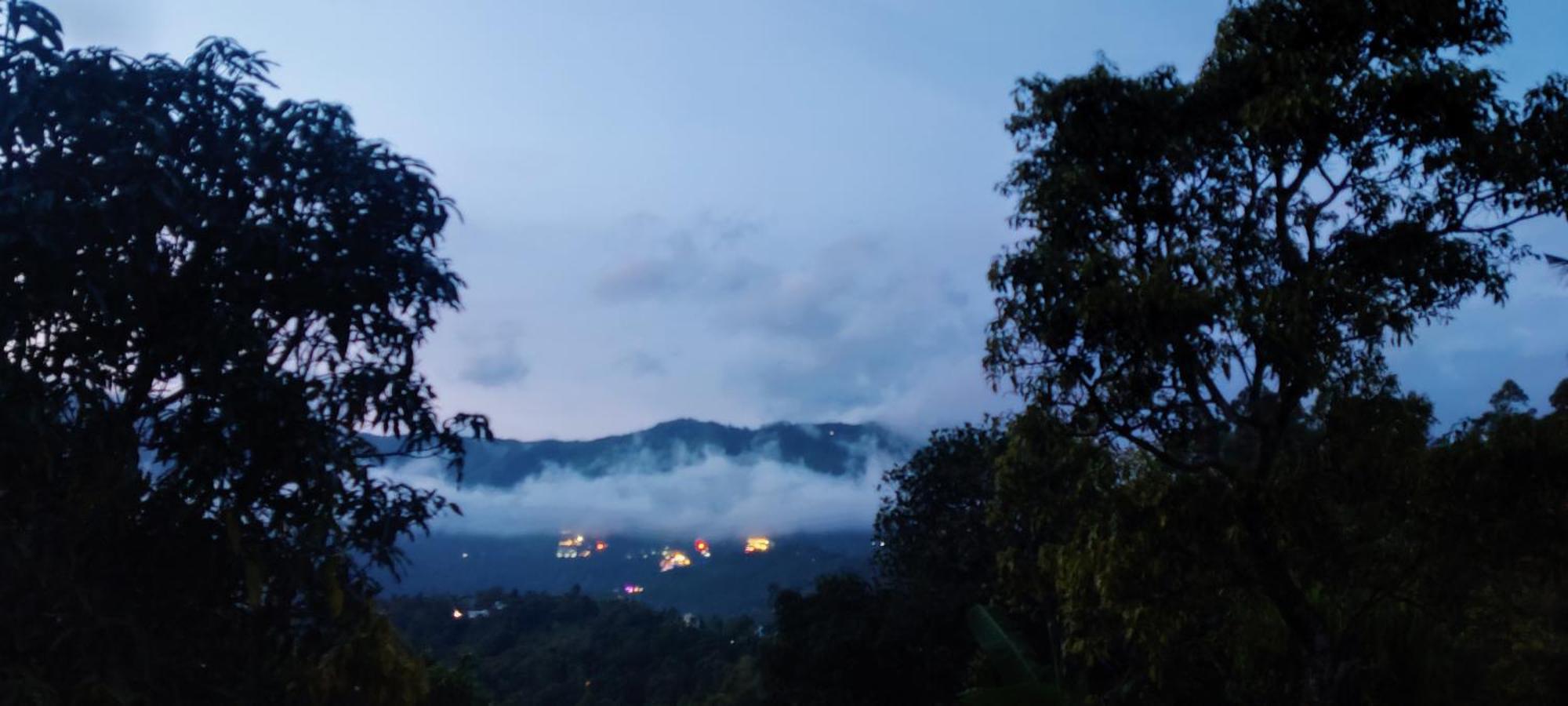 Chalona Hill View Hotel Munnar Bagian luar foto