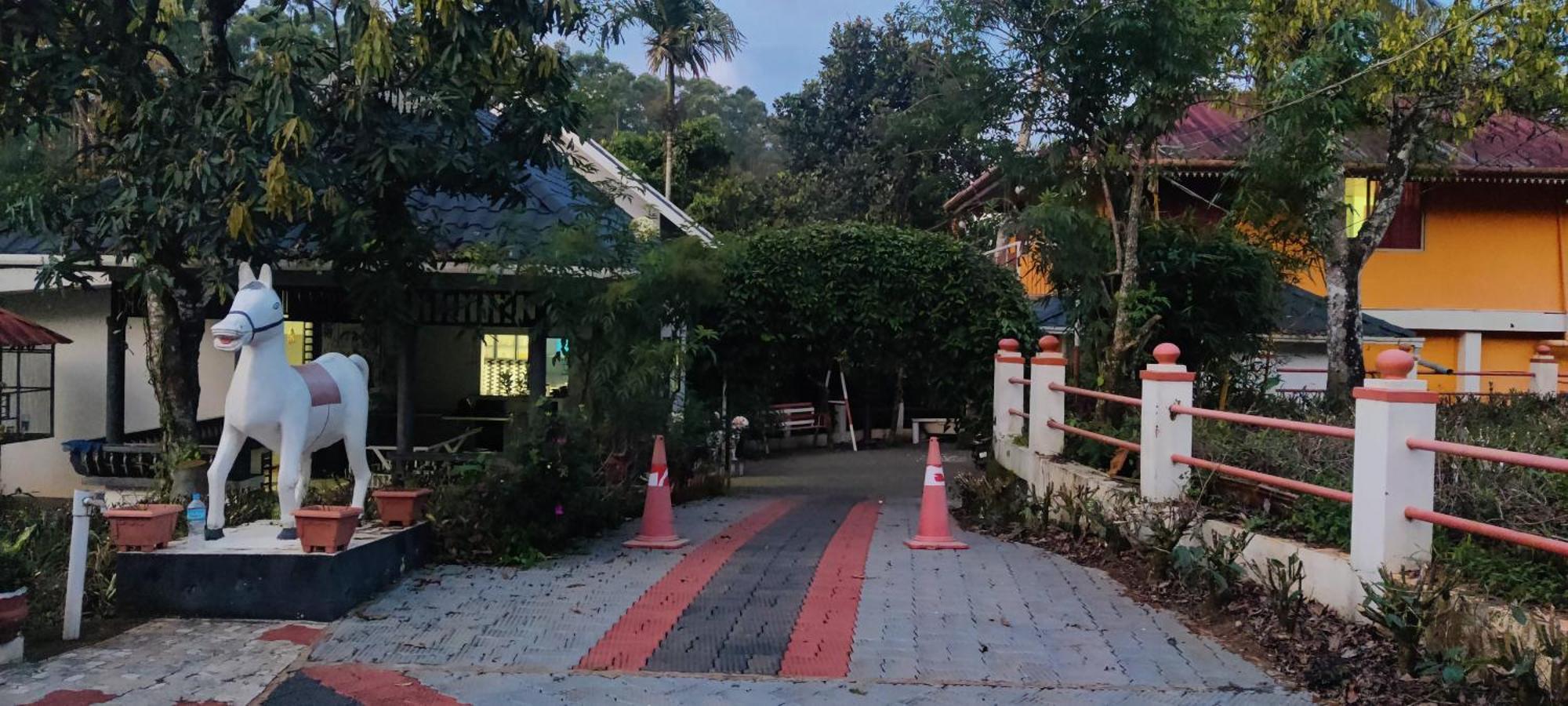 Chalona Hill View Hotel Munnar Bagian luar foto
